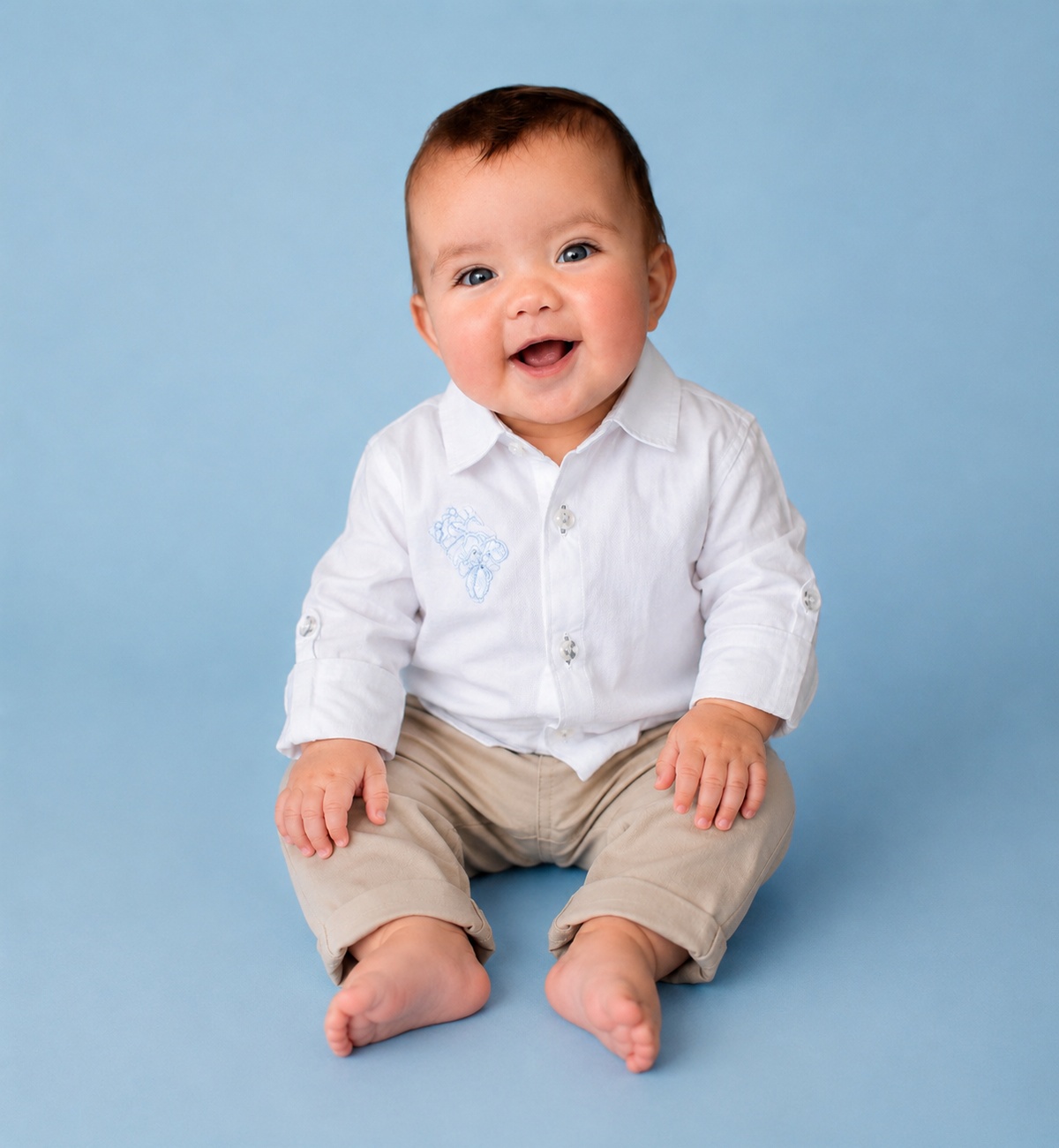 Camicia bianca con delicati richiami blu, in cotone riciclato leggero effetto lino. Freschezza, stile e sostenibilità Made in Italy per i più piccoli.