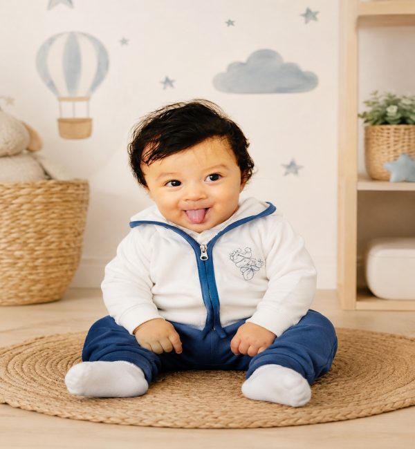 Giacchina bianca con cappuccio, realizzata in cotone riciclato a grammatura leggera-media. Morbida, pratica e sostenibile, perfetta per i più piccoli.