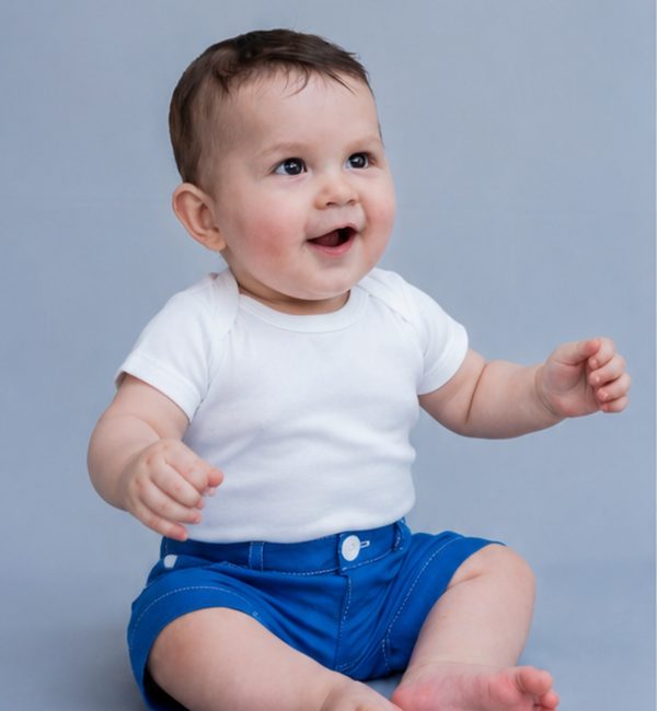 Pantaloni in stile inglese color azzurro con cuciture bianche, taschini e risvoltini, realizzati in cotone riciclato leggero effetto lino
