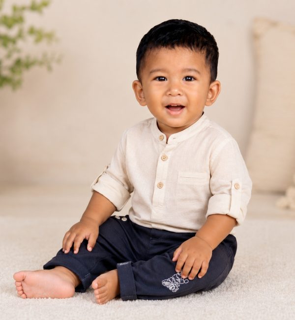 Pantaloni blue con risvolti, realizzati in cotone riciclato effetto piqué. Comodi, eleganti e sostenibili: perfetti per ogni occasione, firmati Made in Italy.